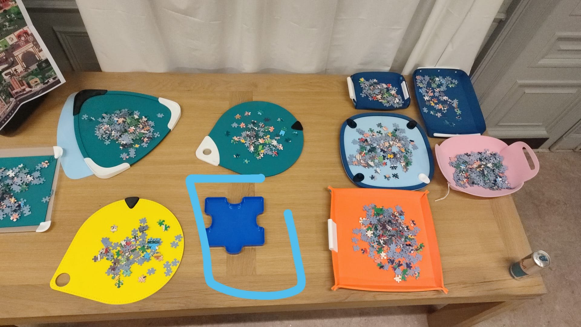 Sorting tray samples with puzzle pieces