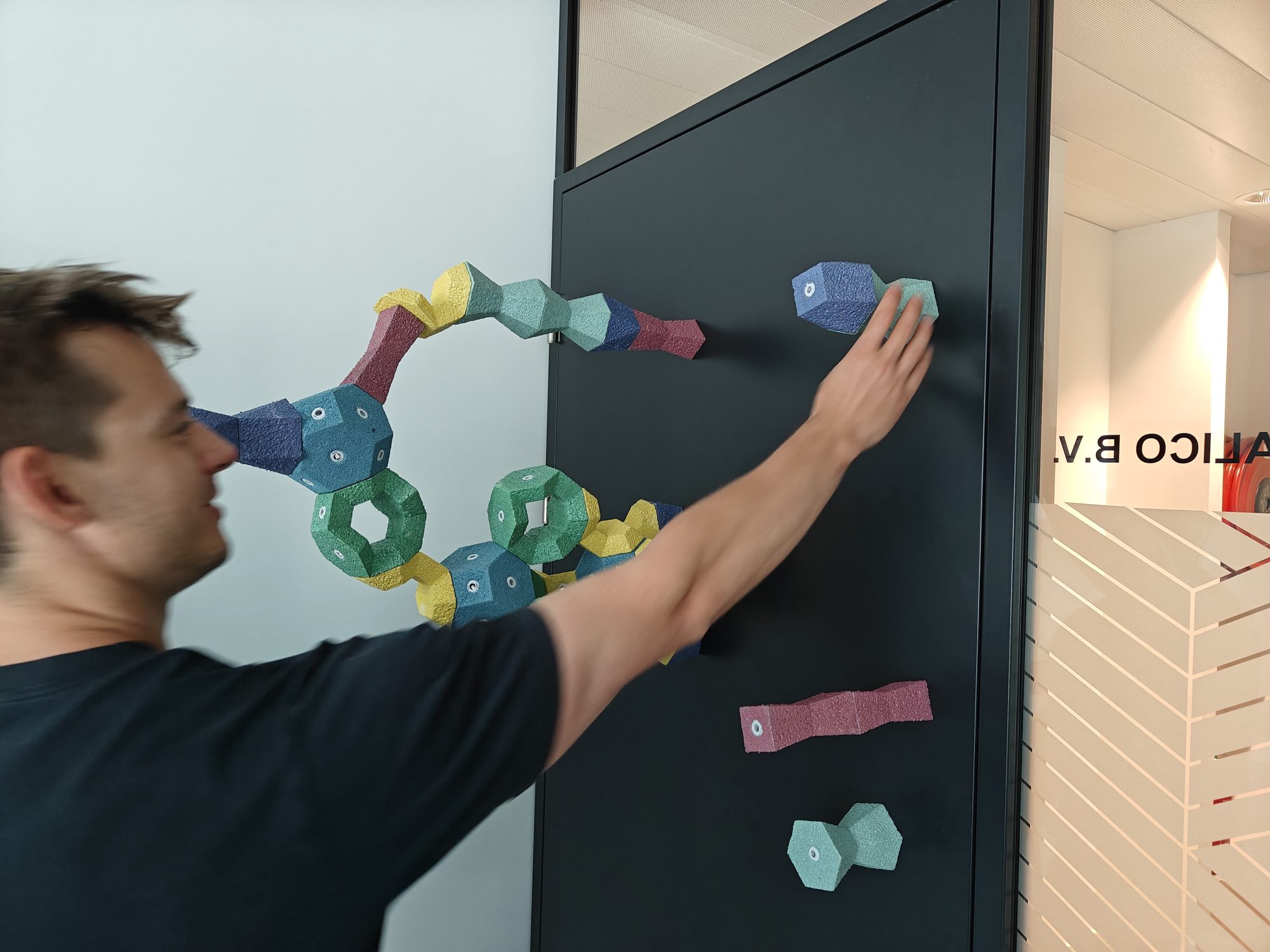 Building colourful shapes with Bauwee magnetic blocks