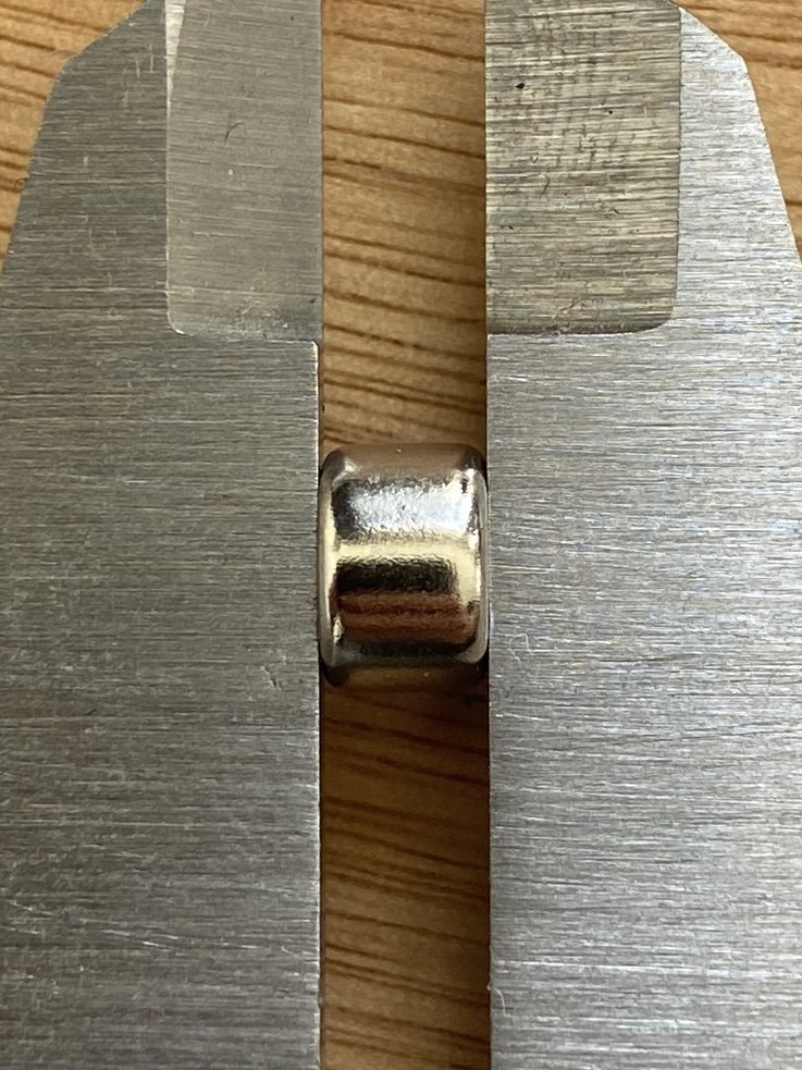 Magnet seated between calliper jaws