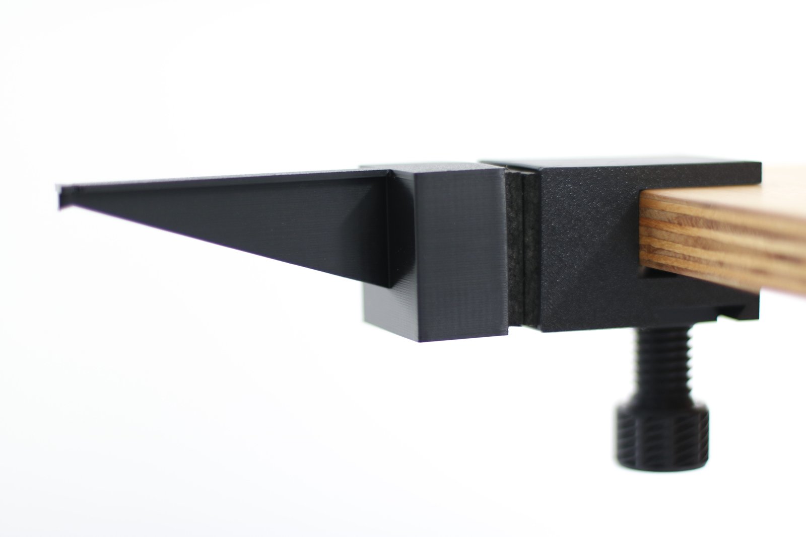 Magnet pull-test rig clamped to a table